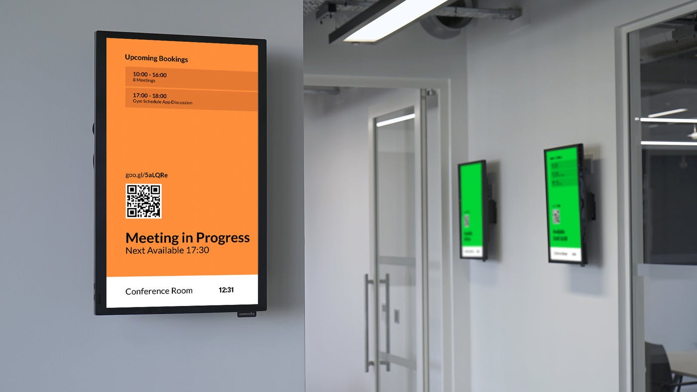 Digital signage display in a corporate office by Visual Lab, designed for smart communication, real-time updates, and dynamic content presentation in modern workplaces.شاشة ديجيتال ساينج في مكتب شركة من فيجوال لاب، مصممة للتواصل الذكي وتحديث المحتوى الفوري وعرض الرسائل الديناميكية في بيئات العمل الحديثة.