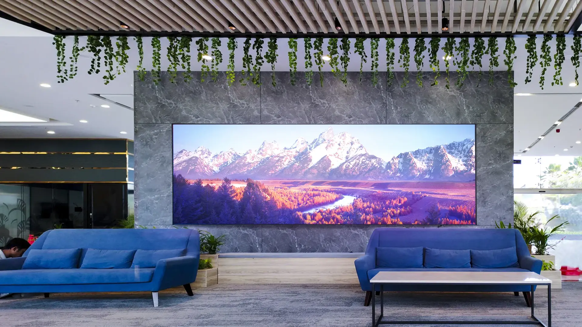 Indoor LED display in a lobby by Visual Lab, delivering high-impact digital content, branding messages, and real-time information in modern reception areas.شاشة LED داخلية في لوبي من فيجوال لاب، تقدم محتوى رقمي مؤثر ورسائل تعريفية ومعلومات فورية في مناطق الاستقبال الحديثة.