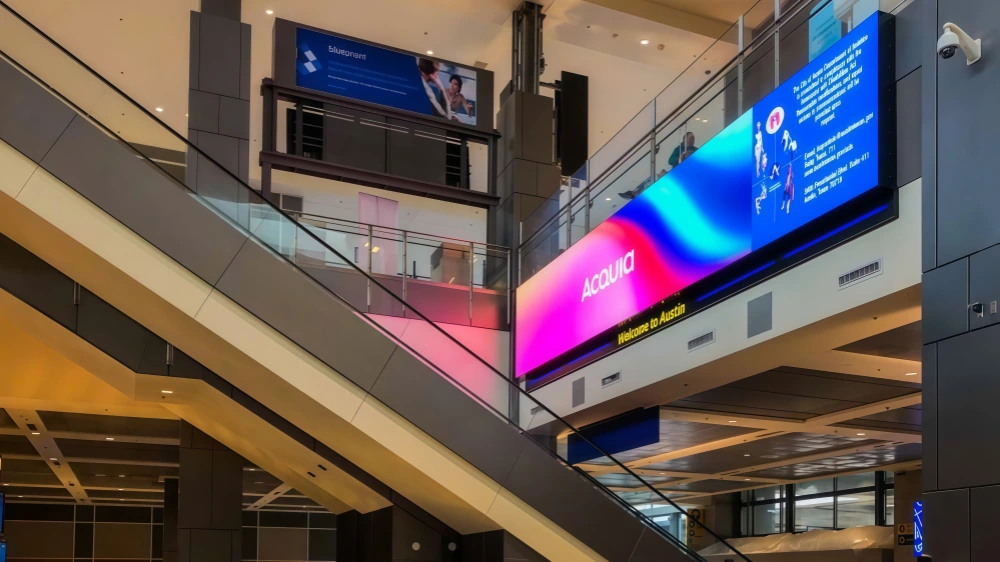 Large indoor LED display in a shopping mall by Visual Lab, delivering high-impact advertising, dynamic promotions, and immersive visual content for enhanced customer experience.شاشة LED داخلية كبيرة في مول تجاري من فيجوال لاب، تقدم إعلانات قوية وعروض ديناميكية ومحتوى بصري تفاعلي لتحسين تجربة الزوار.