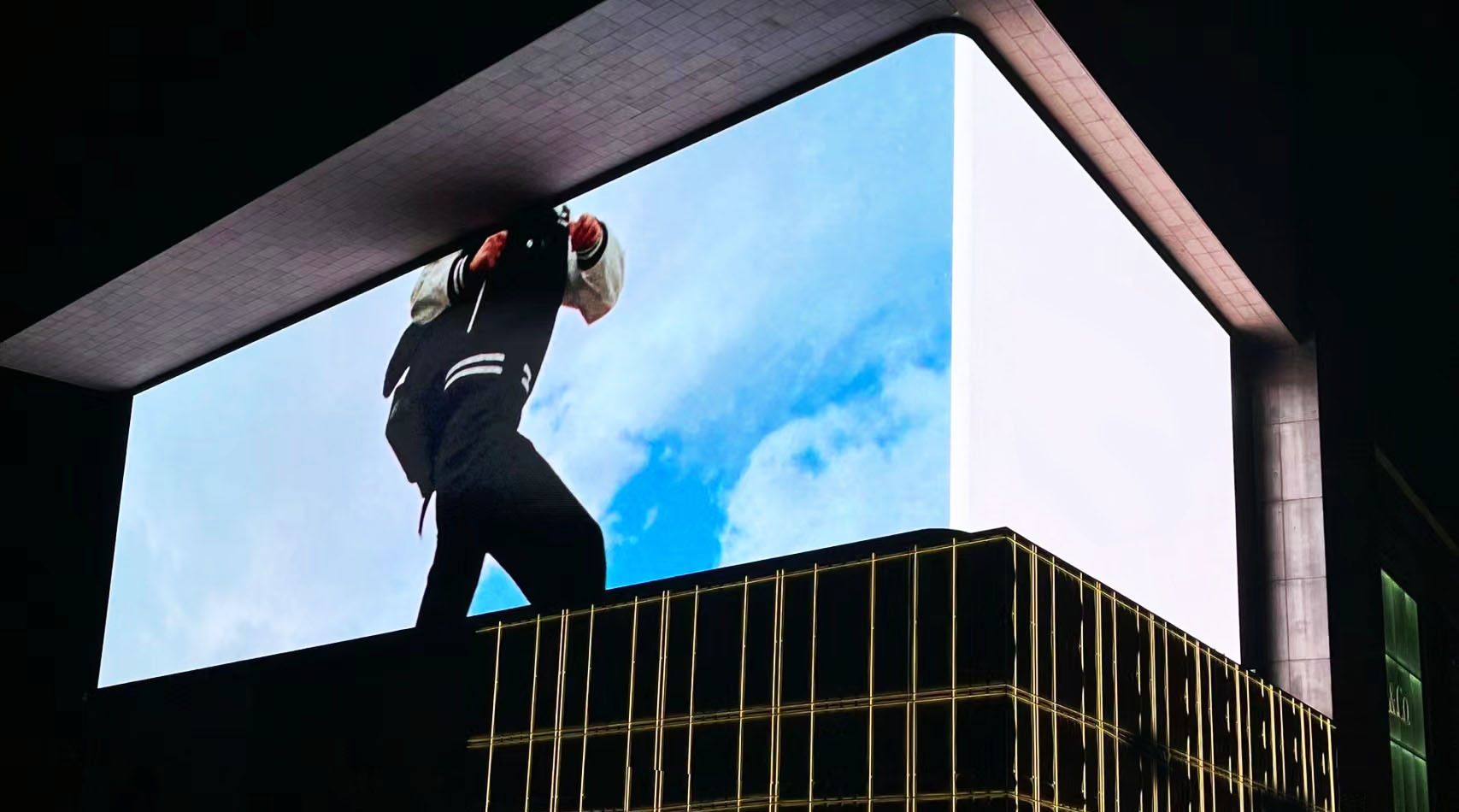 Large corner-mounted outdoor LED building display by Visual Lab, designed for high brightness digital advertising and maximum visibility in urban environments.شاشة إل إي دي خارجية كبيرة مثبتة على زاوية مبنى من فيجوال لاب، مصممة للإعلانات الرقمية عالية الإضاءة وتحقيق أقصى وضوح في البيئات الحضرية.