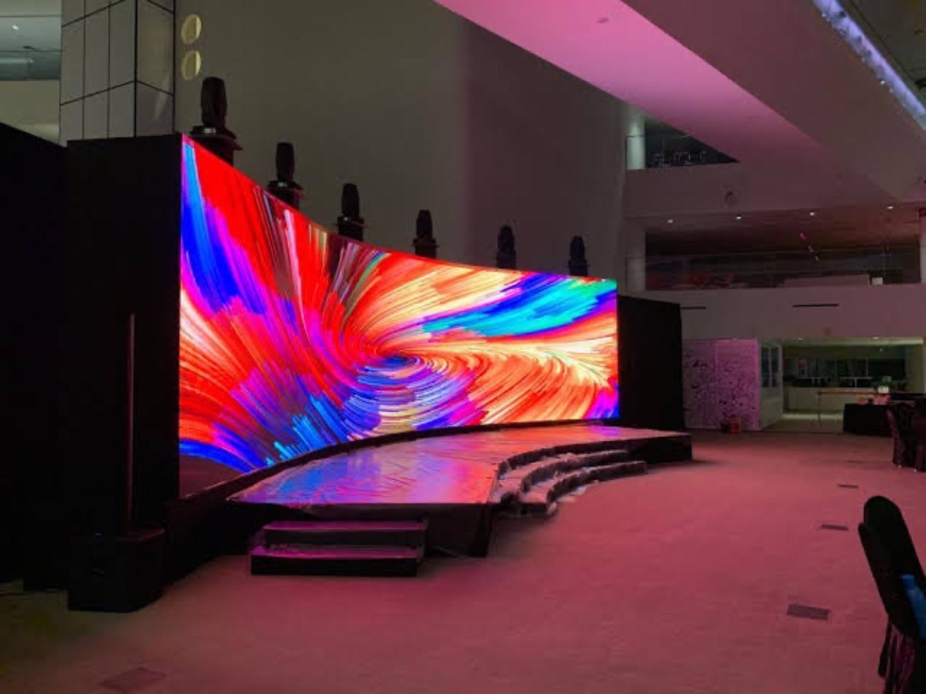 Curved LED stage display by Visual Lab, designed for immersive event experiences, concerts, and high-impact live presentations.شاشة LED منحنية على المسرح من فيجوال لاب، مصممة لتجارب فعاليات غامرة وحفلات وعروض حية عالية التأثير.