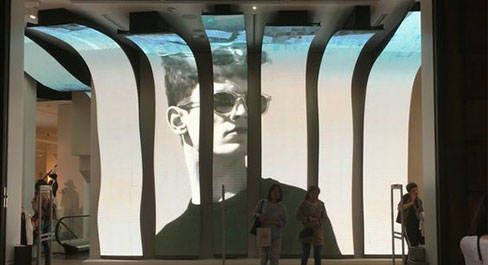 Vertical curved LED display design by Visual Lab offering innovative flexible shapes for immersive digital signage, retail spaces, and creative installations.تصميم شاشة LED عمودية منحنية من فيجوال لاب يقدم أشكالاً مرنة مبتكرة للافتات الرقمية والمساحات التجارية والتصاميم الإبداعية.