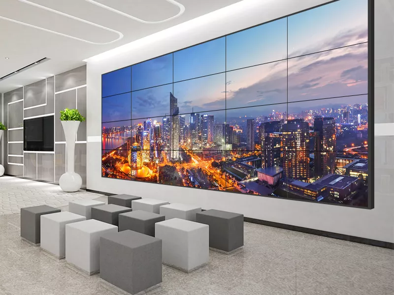 Video wall display in a hotel lobby by Visual Lab, delivering immersive branding content, welcome messages, and real-time information for guests.شاشة فيديو وول في لوبي فندق من فيجوال لاب، تقدم محتوى ترحيبي وعلامة تجارية غامرة ومعلومات فورية للضيوف.