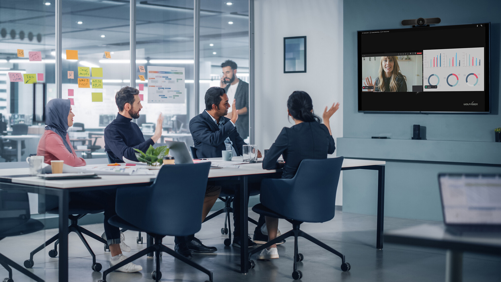 Business team using interactive display screens in a modern office meeting, powered by Visual Lab solutions for smart collaboration, presentations, and digital communication.فريق عمل يستخدم شاشات تفاعلية في اجتماع مكتبي حديث بحلول من فيجوال لاب، لتعزيز التعاون الذكي والعروض التقديمية والتواصل الرقمي الفوري.