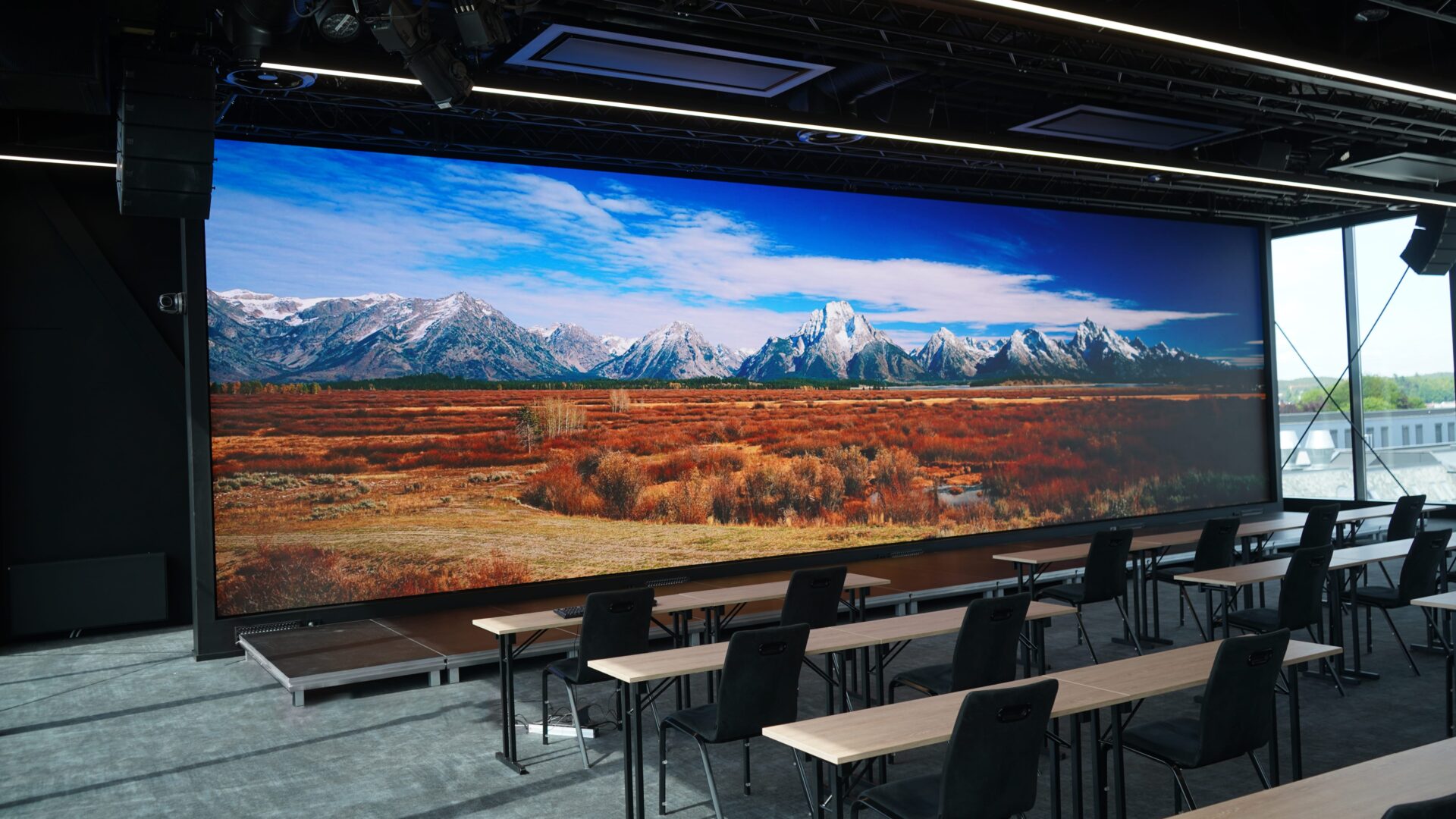 Indoor LED display in a classroom by Visual Lab, supporting smart education, interactive lessons, and engaging visual learning experiences for students.شاشة LED داخلية في فصل دراسي من فيجوال لاب، تدعم التعليم الذكي والدروس التفاعلية وتجارب تعلم بصرية مشوقة للطلاب.