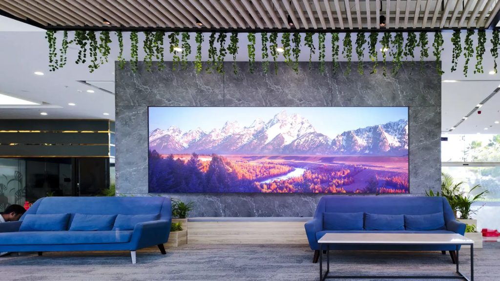 Indoor LED display in a lobby by Visual Lab, delivering high-impact digital content, branding messages, and real-time information in modern reception areas.شاشة LED داخلية في لوبي من فيجوال لاب، تقدم محتوى رقمي مؤثر ورسائل تعريفية ومعلومات فورية في مناطق الاستقبال الحديثة.