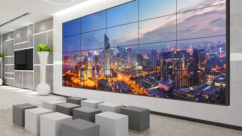 Video wall display in a hotel lobby by Visual Lab, delivering immersive branding content, welcome messages, and real-time information for guests.شاشة فيديو وول في لوبي فندق من فيجوال لاب، تقدم محتوى ترحيبي وعلامة تجارية غامرة ومعلومات فورية للضيوف.