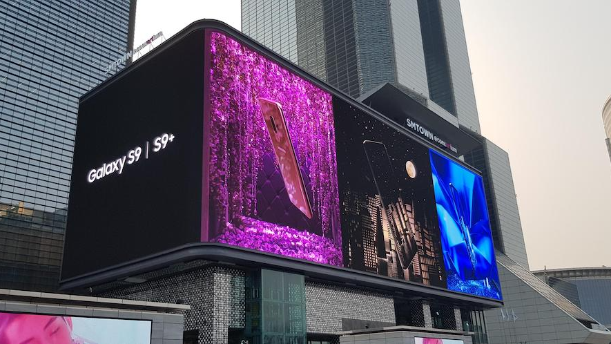 High-impact corner outdoor LED screen on a building by Visual Lab, delivering dynamic advertising content and strong visual presence in public urban spaces.شاشة إل إي دي خارجية عالية التأثير على زاوية مبنى من فيجوال لاب، تقدم محتوى إعلاني ديناميكي وحضور بصري قوي في المساحات الحضرية.
