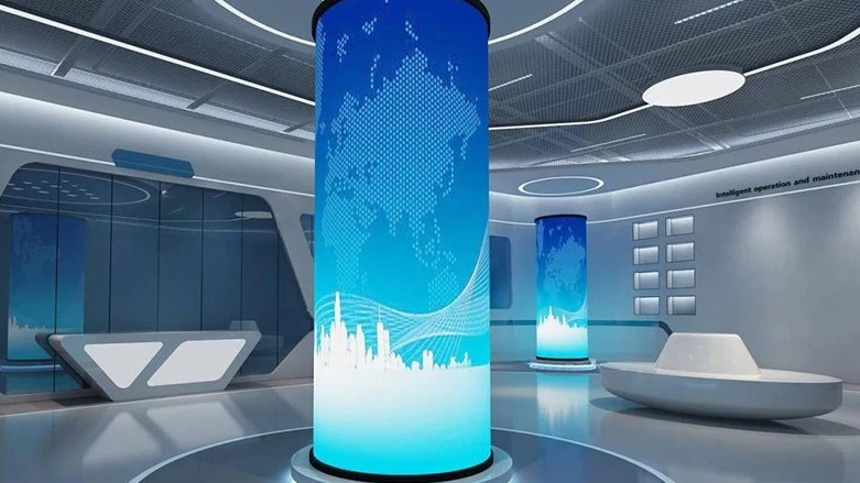 Vertical column LED display by Visual Lab delivering innovative slim digital signage solutions for retail spaces, exhibitions, and modern architectural environments.شاشة LED عمودية (أعمدة) من فيجوال لاب تقدم حلول لافتات رقمية مبتكرة بتصميم نحيف للمساحات التجارية والمعارض والبيئات المعمارية الحديثة.