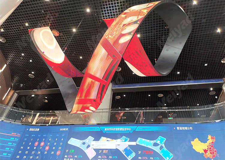 Flexible curved LED display artwork at an event by Visual Lab, delivering immersive digital art experiences and high-impact creative visual installations.عرض فني على شاشة LED مرنة ومنحنية في فعالية من فيجوال لاب، يقدم تجارب فنية رقمية غامرة وتثبيتات بصرية إبداعية عالية التأثير.
