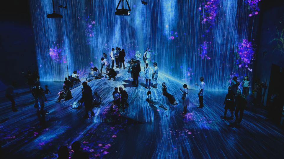Visual Lab 3D projection mapping transforming buildings and surfaces into immersive visual experiences.Visual Lab 3D projection mapping transforming buildings and surfaces into immersive visual experiences.تقنية الإسقاط ثلاثي الأبعاد من فيجوال لاب، تحول المباني والأسطح إلى تجارب بصرية غامرة ومذهلة.